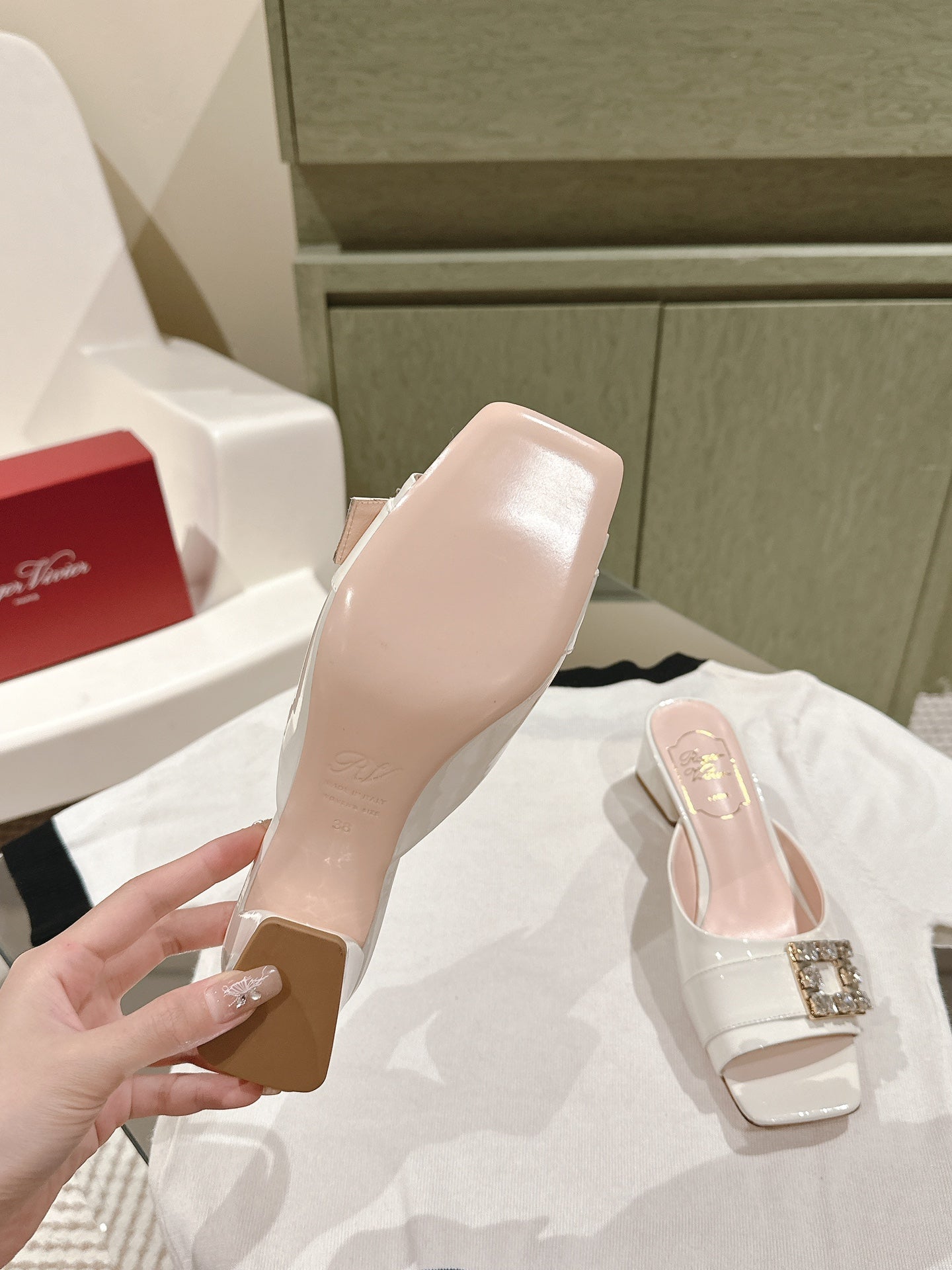CRYSTAL HEEL MULE IN WHITE SHINY CALFSKIN WITH EMBELLISHED BUCKLE