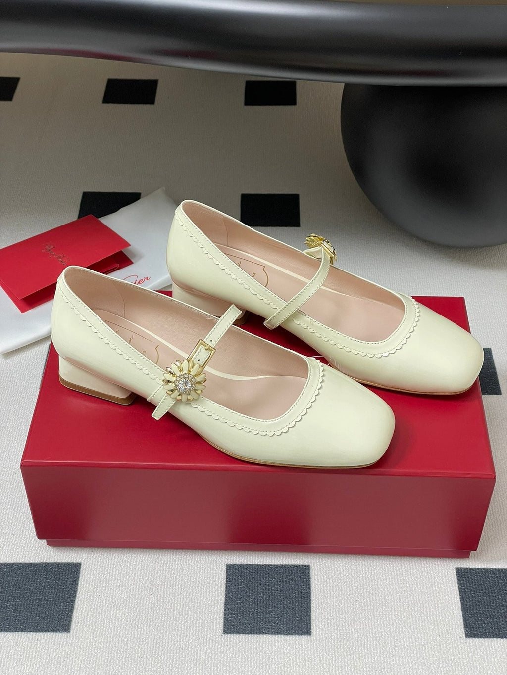 TRÈS VIVIER MARY JANE PUMPS IN CREAM PATENT CALFSKIN